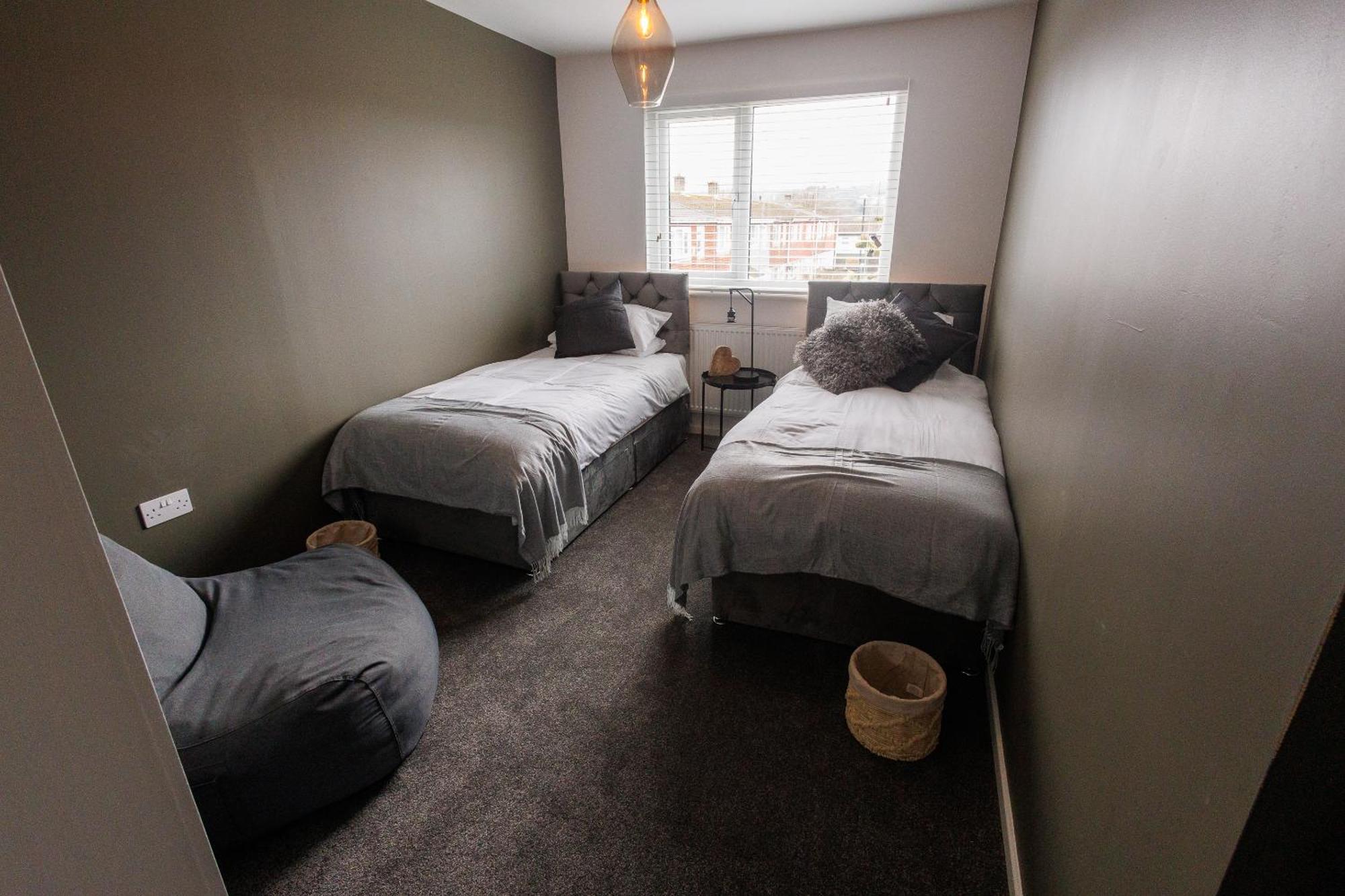 Uber Stylish 3 Bedroom Home Off Road Parking Near Town Centre And Bike Park Wales Merthyr Tydfil Dış mekan fotoğraf